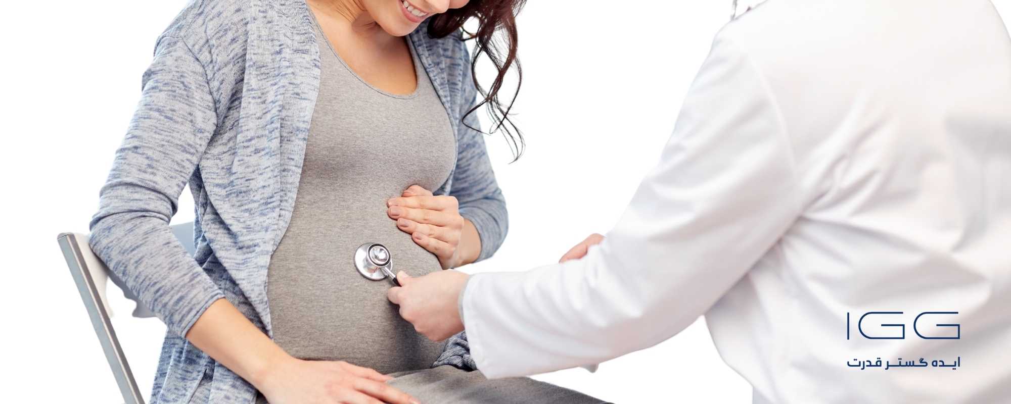 پزشک در حال معاینه خانم باردار