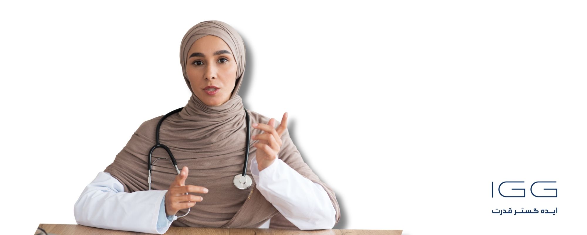 دکتر در حال توضیح علائم جنین دختر
