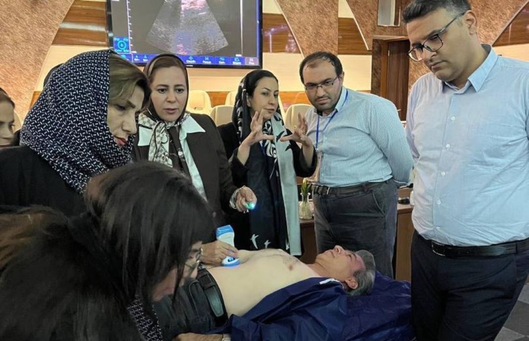 تمرین گروهی سونوگرافی ریه با دستگاه SonoStar روی بیمارنما